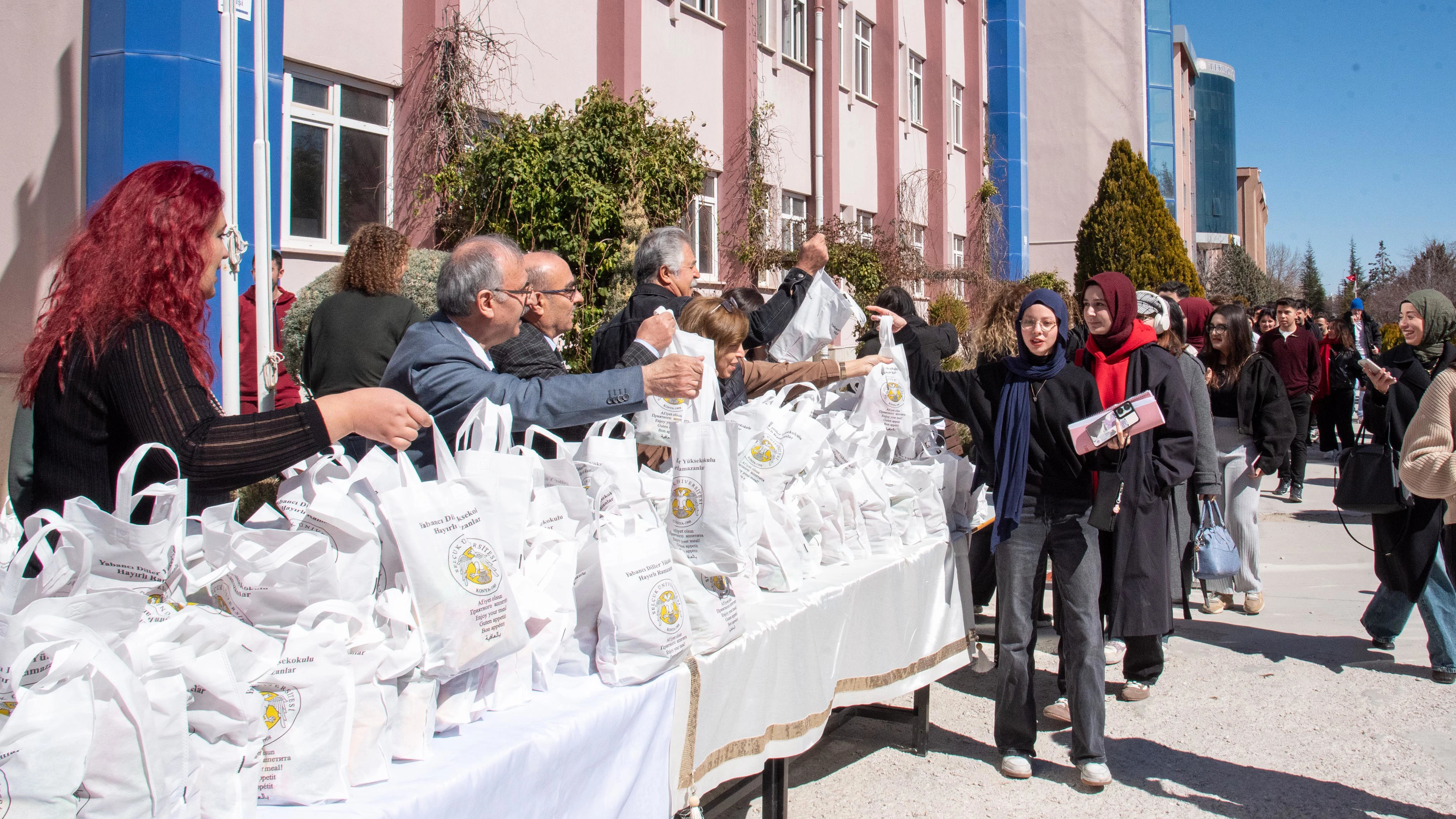 Selçuk Üniversitesinde geleneksel iftariyelik dağıtımı